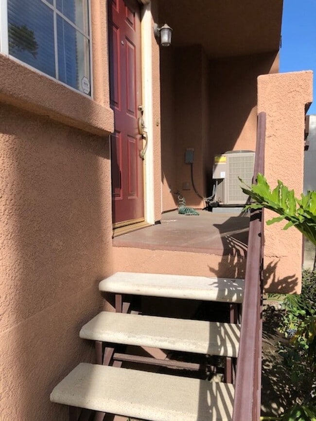 Foto del edificio - Beautiful 3 bedroom 2 bath Townhome across...