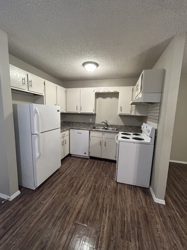 Building Photo - 221 Brooke Lynn Dr