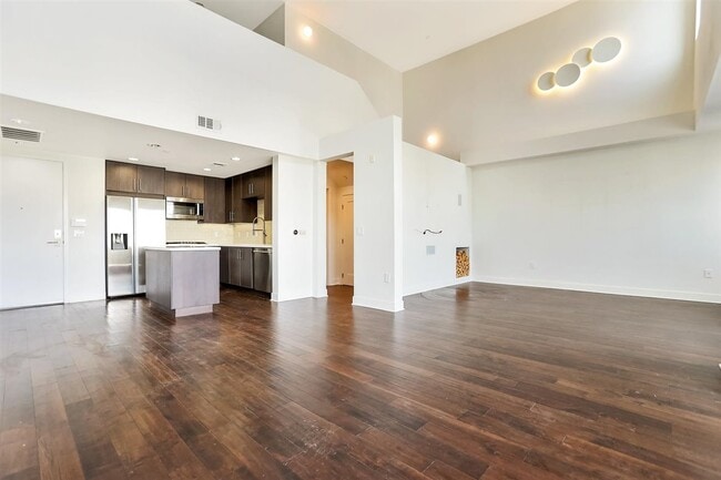 18 foot ceilings - 4211 Redwood Ave