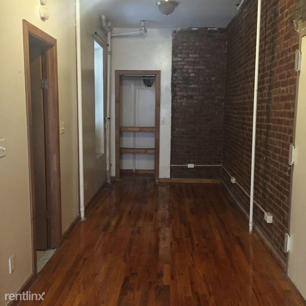 Building Photo - 204 Scholes St