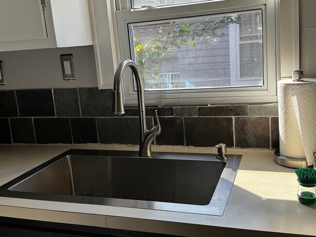 Foto del edificio - 1492 Bennaville Ave