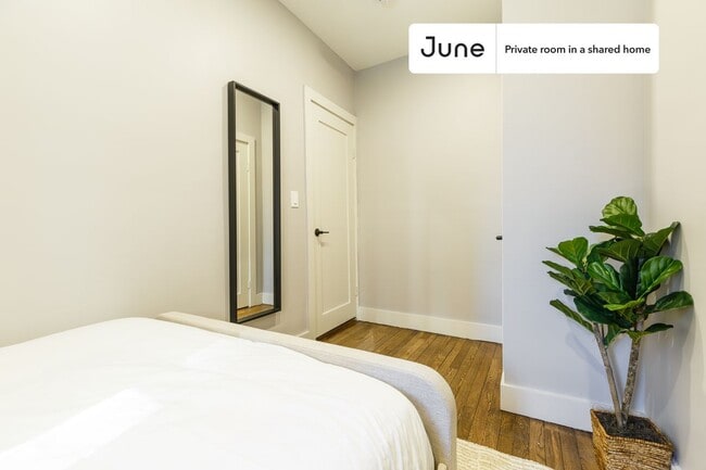 Building Photo - Private bedroom in 4 bed/2 bath Home
