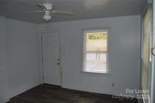 Building Photo - 511 S Elm St