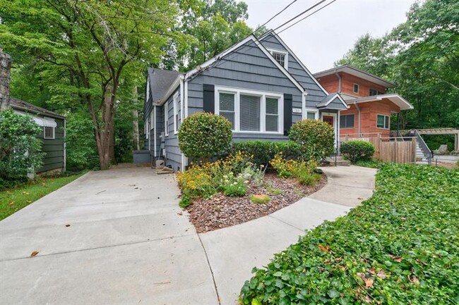Building Photo - 783 Courtenay Dr NE
