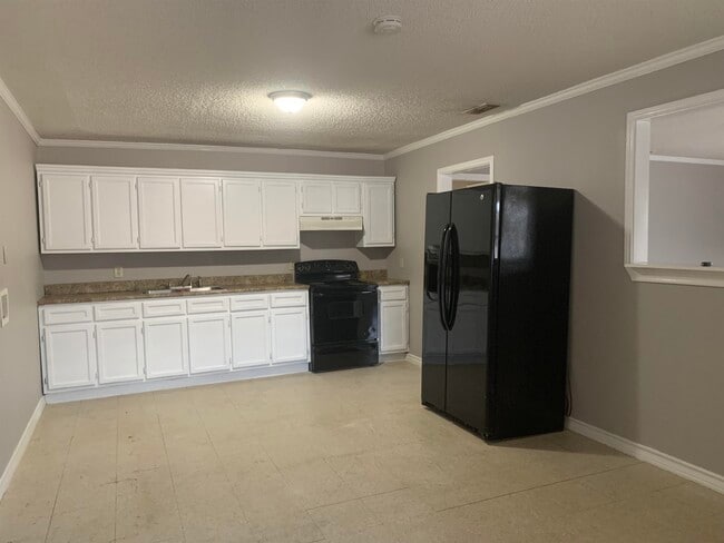 Building Photo - 3413 Pine St