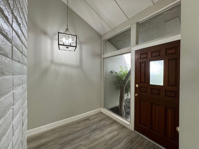 Building Photo - Beautiful 3 bedroom, single level townhome...