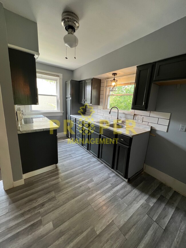 Building Photo - 3 bedrooms 2 bathrooms house for rent