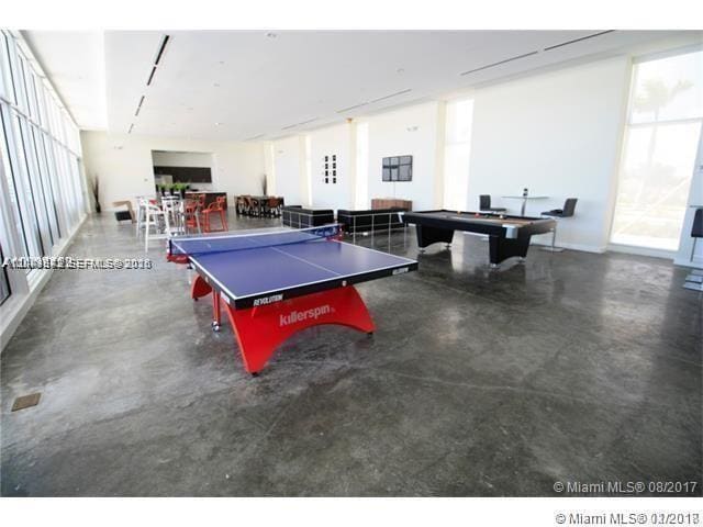Foto del edificio - 15051 Royal Oaks Ln