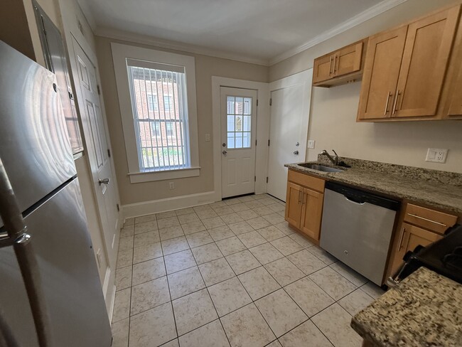 Building Photo - 20 Short St