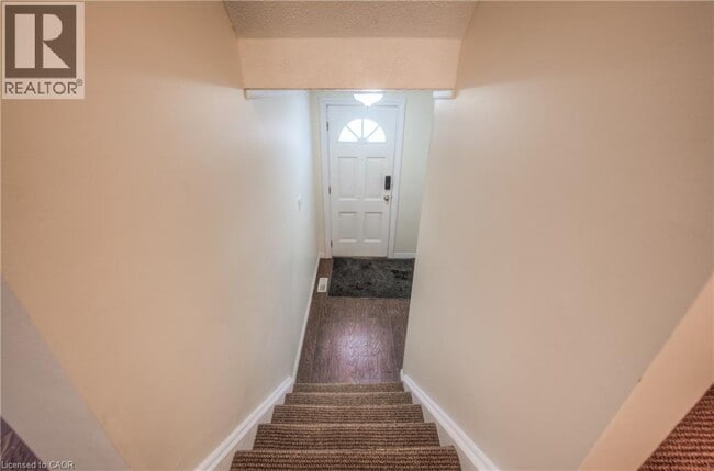 Building Photo - 206 Green Valley Dr