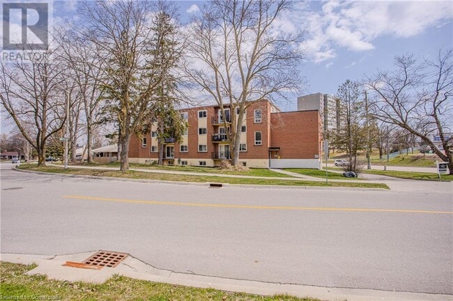 Building Photo - 371 Dale Crescent