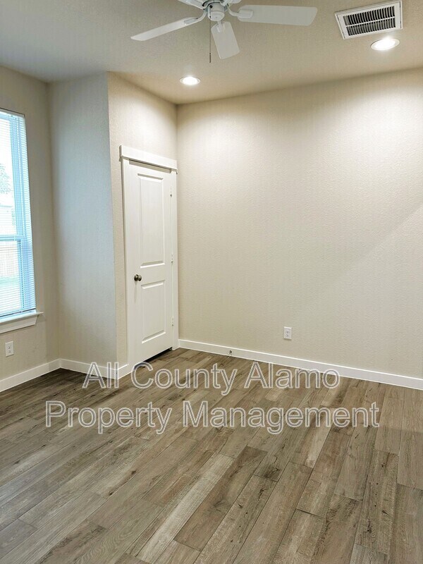 Foto del edificio - 1067 E Pine St