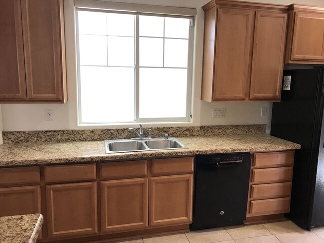 Building Photo - Beautiful East Davis home available Septem...