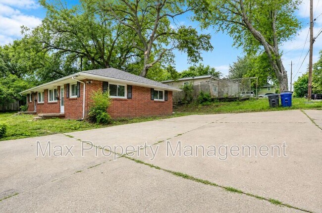 Building Photo - 3422 SW 8th St