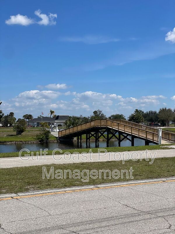 Foto del edificio - 119 Boundary Blvd