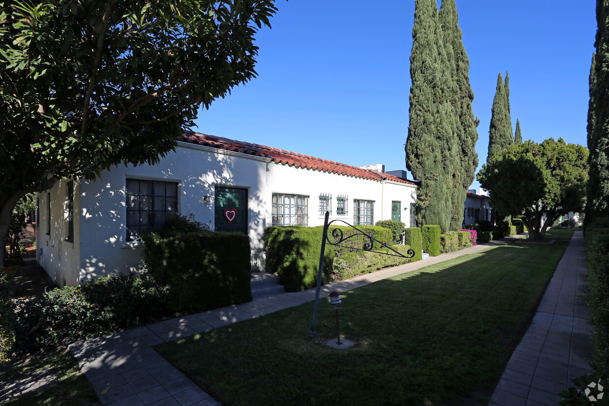 Primary Photo - Las Casitas Apartments