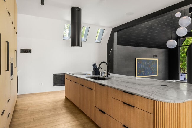 Building Photo - 575 Early Dr