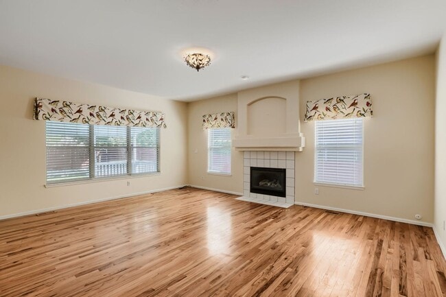 Foto del edificio - Amazing 5-bedroom home in Cherry Creek School District! Basement Apartment with kitchen! Move in ...