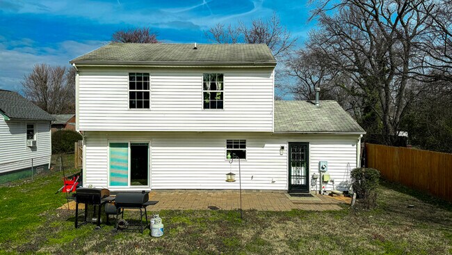 Building Photo - 381 Fern St