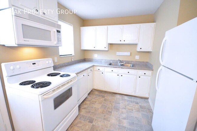 Foto del edificio - Available in June! Located Steps Away from...