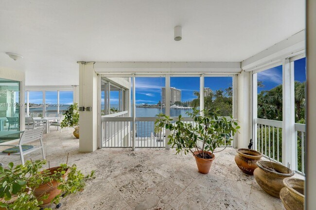 Building Photo - 1690 S Bayshore Ln