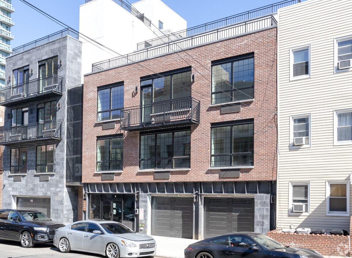 Building Photo - Greystone L.I.C