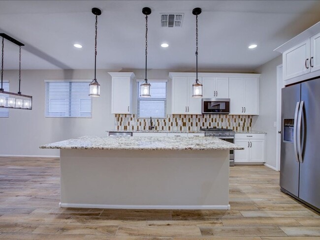 Building Photo - 4 Bedroom 3 Bathroom with Community pool and parks!