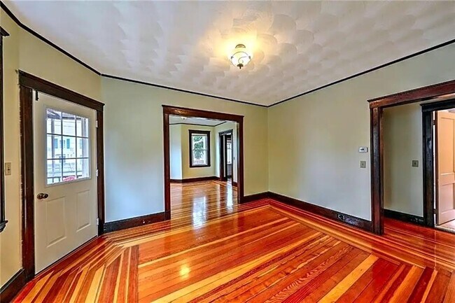 Building Photo - 68 Forbes St