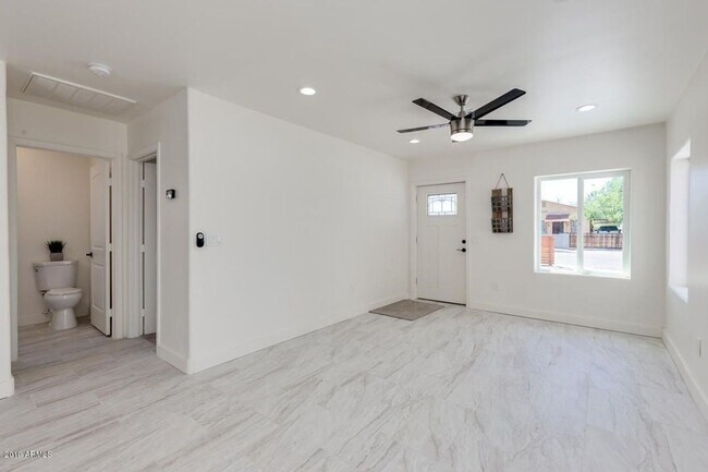 Building Photo - Beautifully Remodeled 3 Bedroom / 2 Bath H...