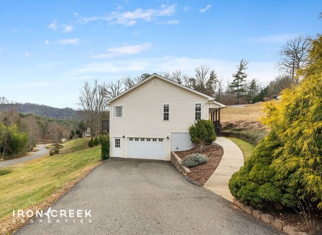 Building Photo - 8 Rose Briar Cir