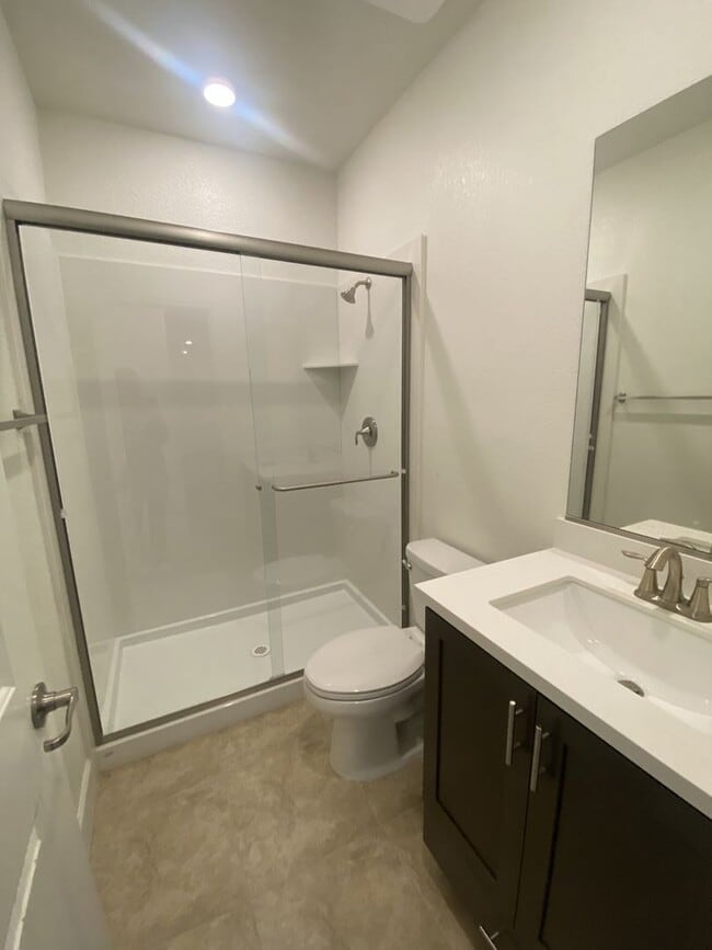 Building Photo - Beautiful and SPACIOUS 5 bedroom 3 bath Le...
