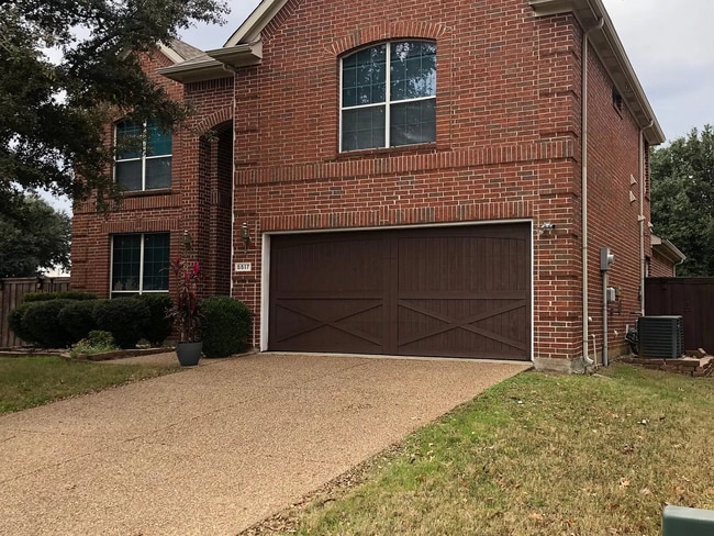 Foto del edificio - 5517 Crimson Oaks Dr