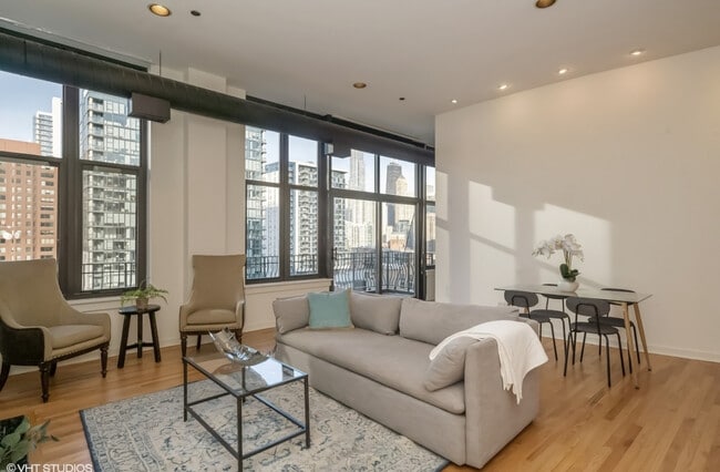 Main living space - 333 W Hubbard St