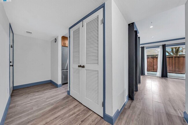 entrada del pasillo - 6266 Joaquin Murieta Ave