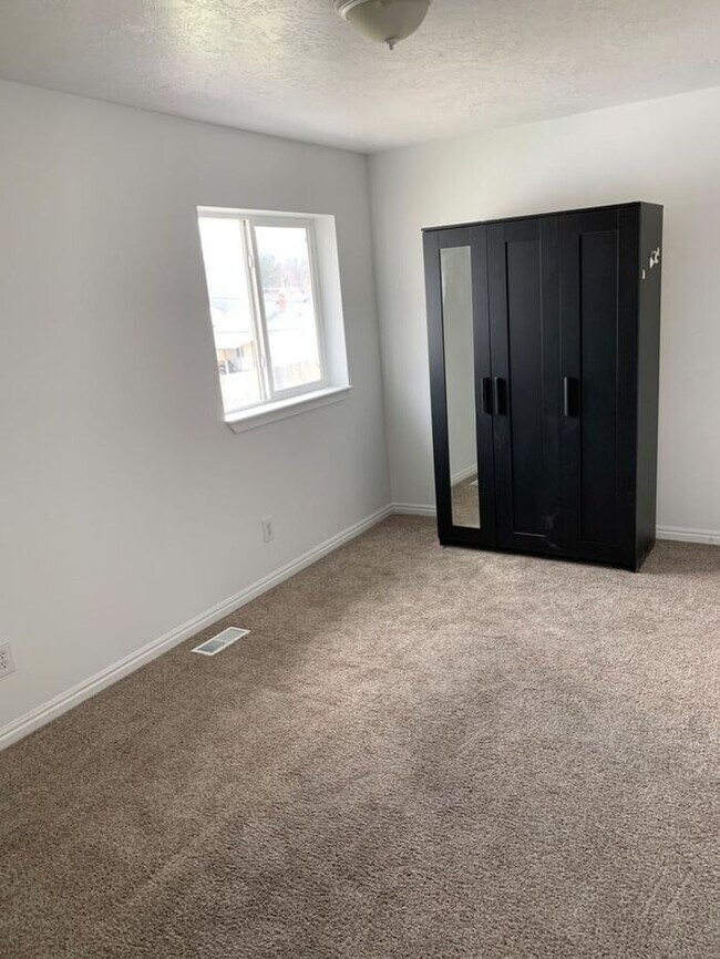 Building Photo - Great 4 bed 2 bath in Quiet area
