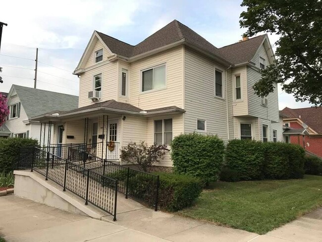 Front view, entrance on the left side of porch - 302 N Main St
