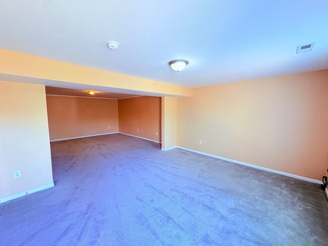Building Photo - CENTRALLY LOCATED TOWNHOUSE - STAFFORD