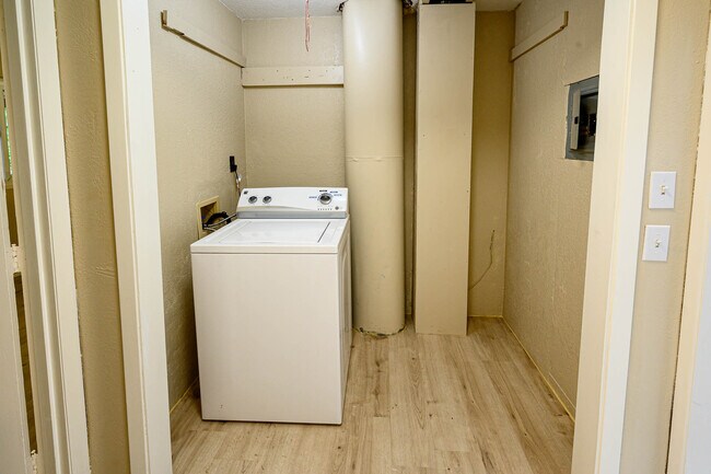Building Photo - 9139 SW Bayview Dr