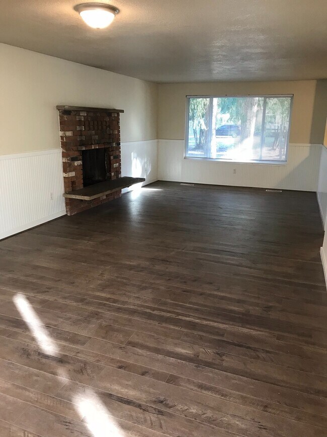 Foto del edificio - Remodeled 4 Bed Room 2 Bath 2 Car Garage Home