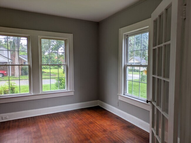 Foto del edificio - 4 Bedroom 2 bathroom home with bonus room