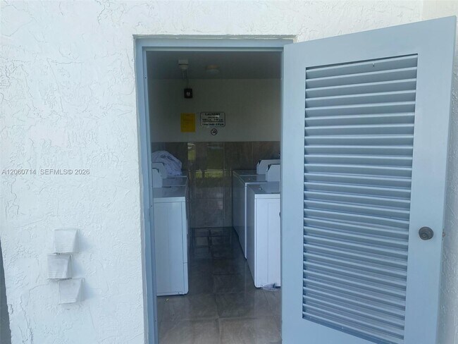Foto del edificio - 9520 SW 8th St