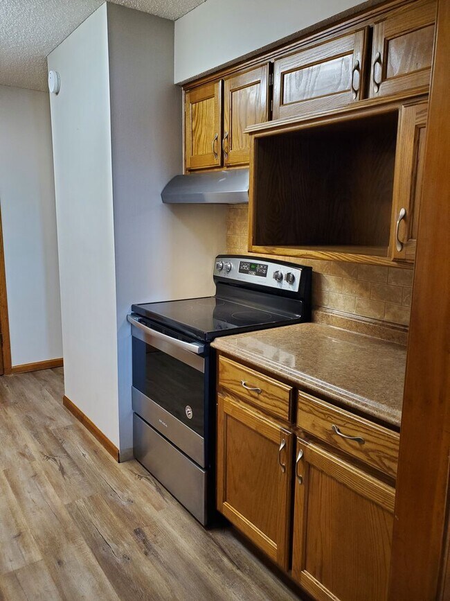 Building Photo - Beautiful, updated and large 2BR, 1BTH Apt