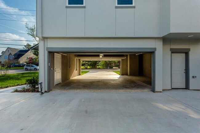Building Photo - 4501 Larch Ln