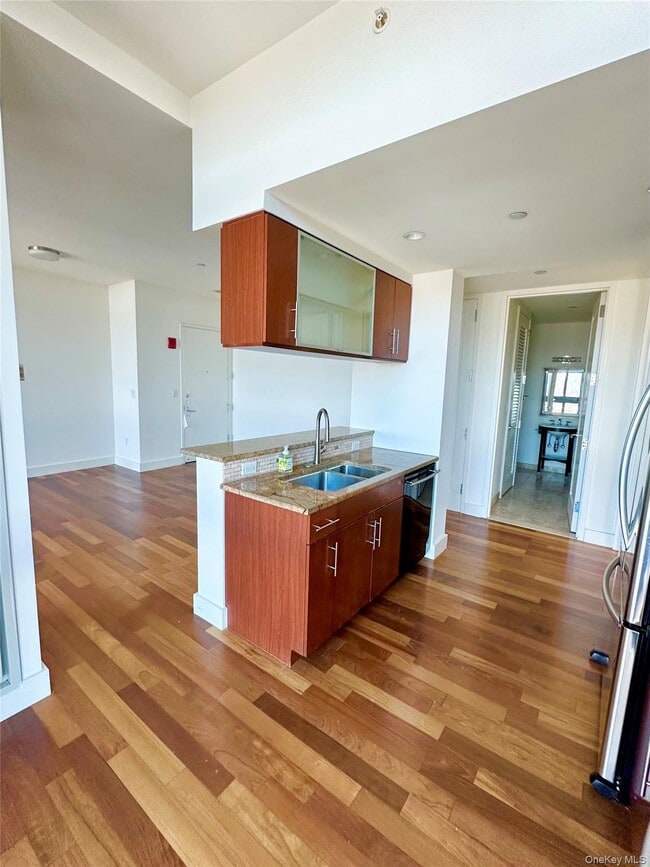 Building Photo - 175 Huguenot St