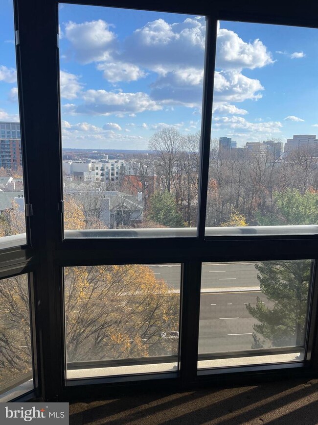 Foto del edificio - 8350 Greensboro Dr