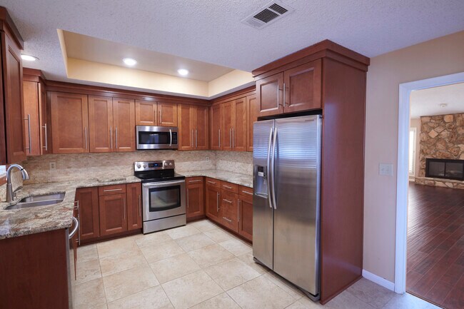 Building Photo - 636 Serramonte Dr