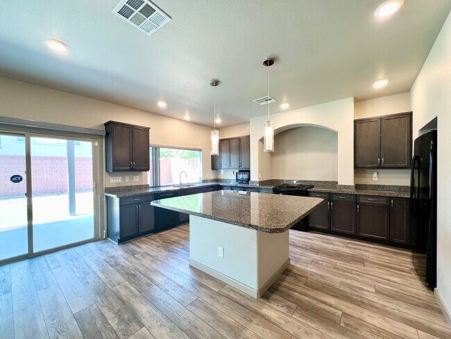 Foto del edificio - STUNNING 5BD/4.5BA HOME IN GORGEOUS GATED ...