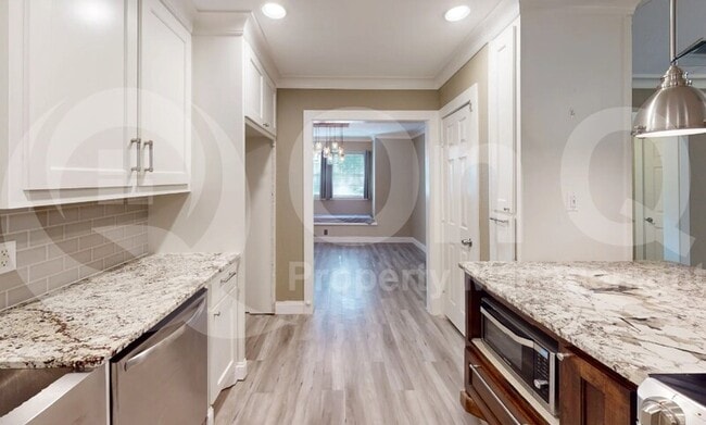 Building Photo - 2301 Huntington Dr