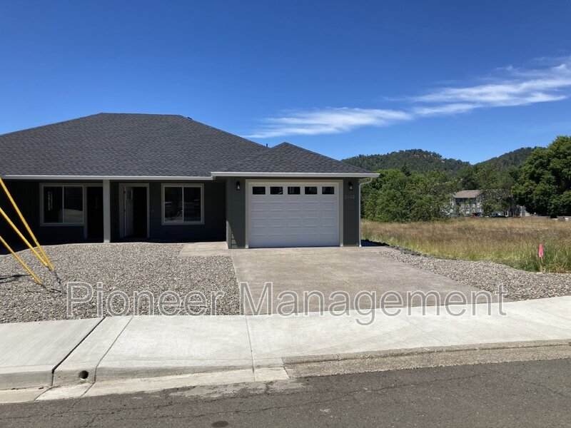Foto principal - 2468 NE Kerr St