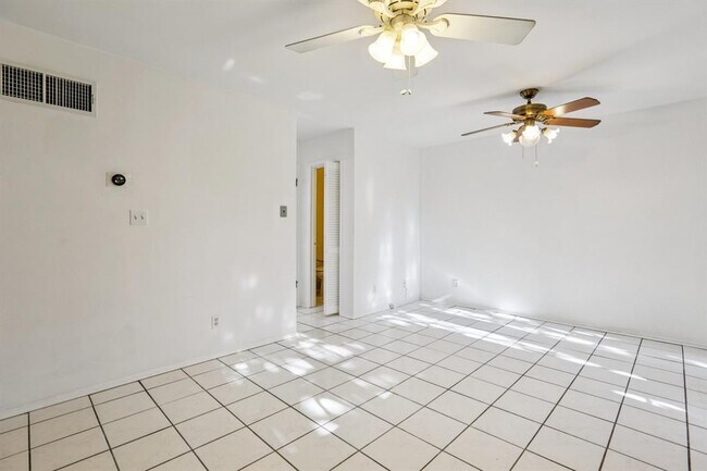 Foto del edificio - 9507 Quail Village Ln